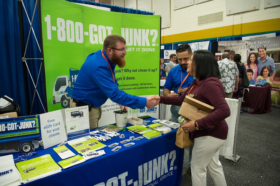 exhibitors talking at NVAR convention