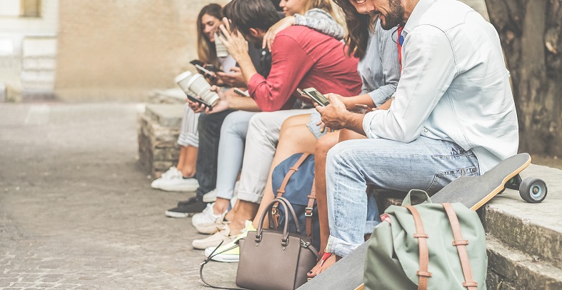 millennials-phones-young-people millennials on phones