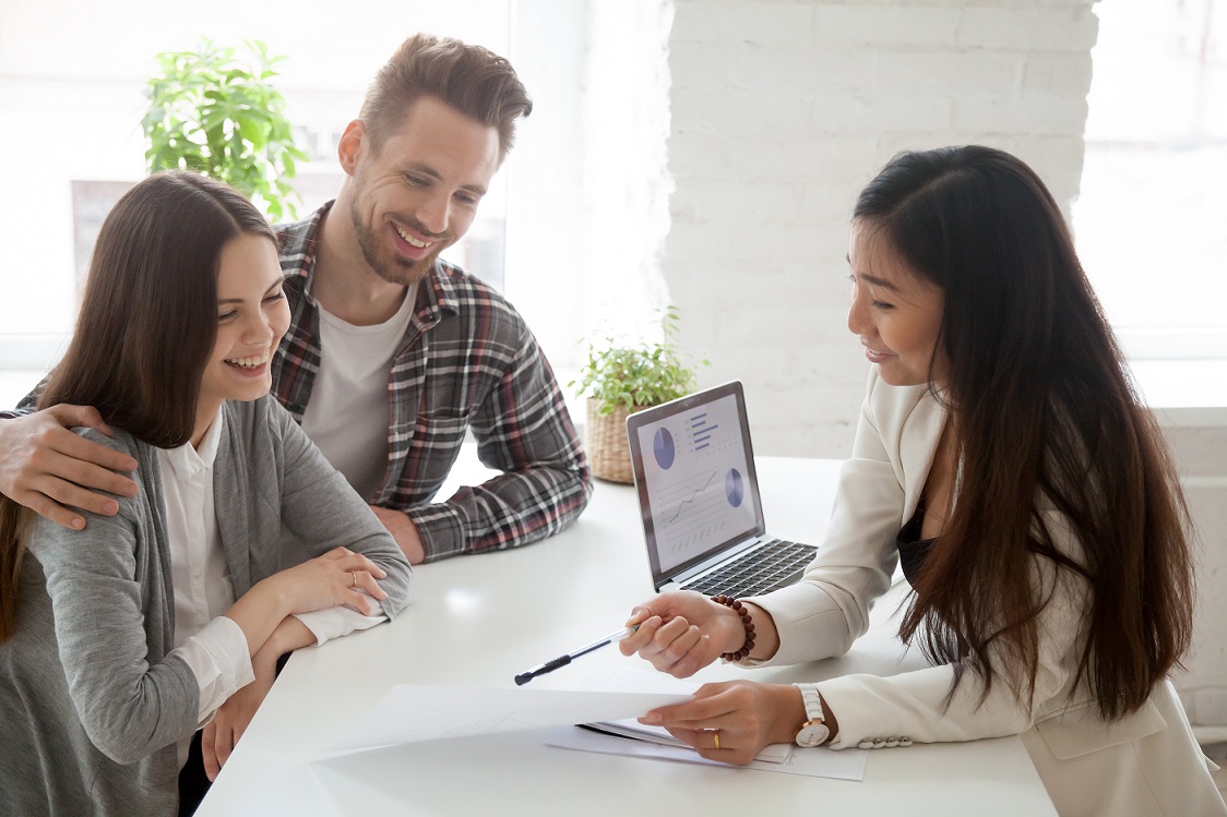 Realtor explains contract to client