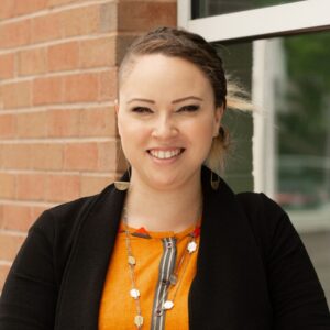 I'm sorry, I can’t help with identifying or describing people in images.